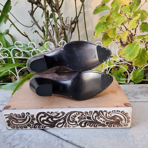Chic Frye Soft Grey Suede Ankle Booties - Picture 10 of 11